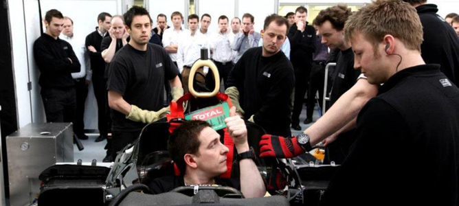 Lotus enciende por primera vez el motor del monoplaza de 2012
