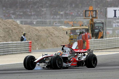 La prensa británica culpa a Alonso del accidente de Hamilton