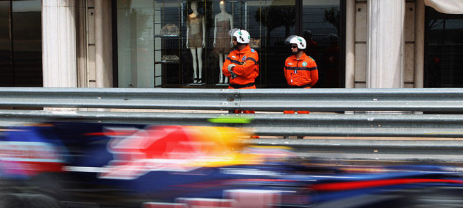 Los Comisarios de Pista observan el paso de un Red Bull en Montecarlo