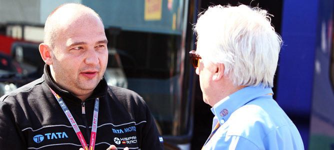 Kevin Kolles, Jefe de Equipo de Hispania, conversa con Charlie Whiting