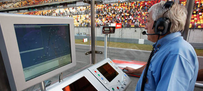 Charlie Whiting en su puesto de mando