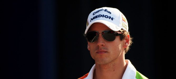 Adrian Sutil por el paddock, en 2011, con la equipación de Force India