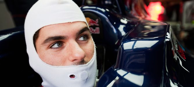 Alguersuari subido en el Toro Rosso