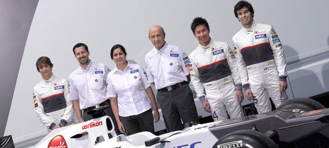 Peter Sauber y su equipo en la presentación del C31