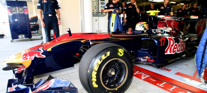 Alguersuari sale del box de Toro Rosso