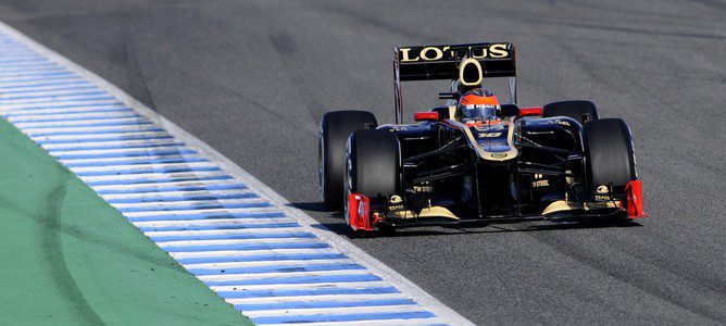 Romain Grosjean con el Lotus E20 en Jerez