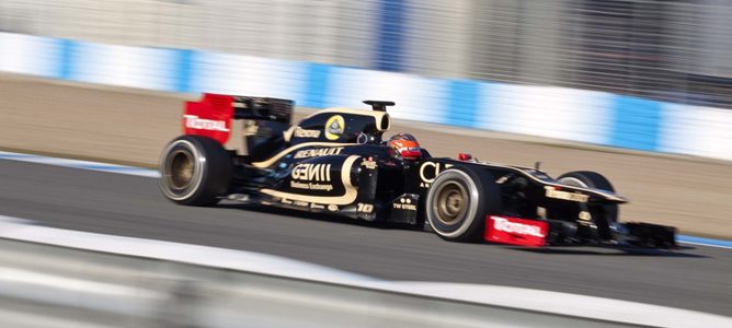 Romain Grosjean pilotando el Lotus E20 en Jerez de la Frontera 2012