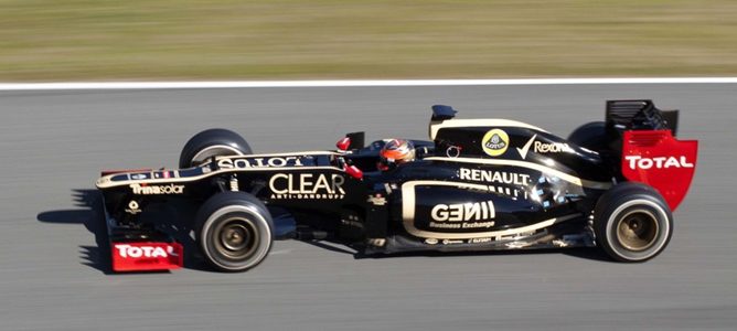 Romain Grosjean pilotando el Lotus E20 en Jerez de la Frontera 2012