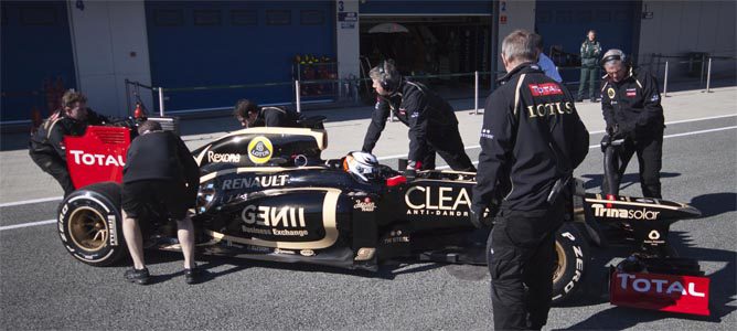 El E20 en el pit lane de Jerez