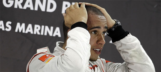 Hamilton en el podio de Yas Marina
