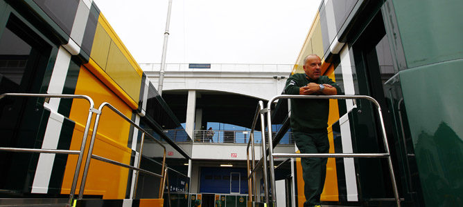 Gascoyne en la puerta del motorhome de Caterham