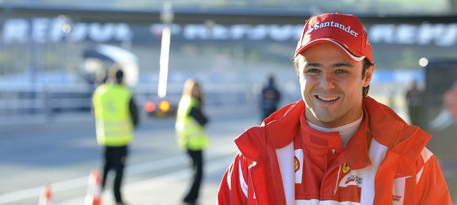 Felipe Massa camina por el paddock de Jerez