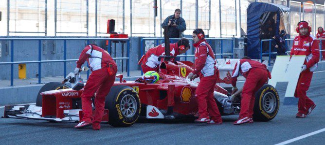 Felipe Massa con el F2012 en el pitlane de Jerez