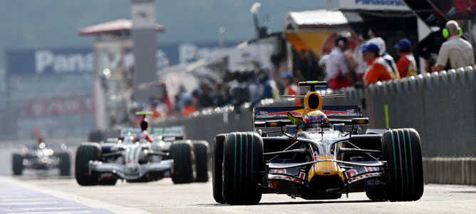 Fila de monoplazas avanzando por el pit lane