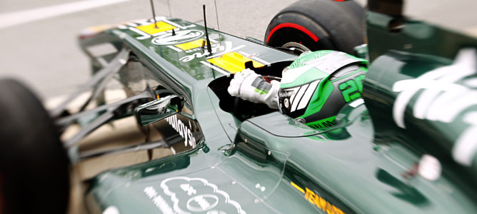 Kovalainen con subido en el monoplaza de Team Lotus