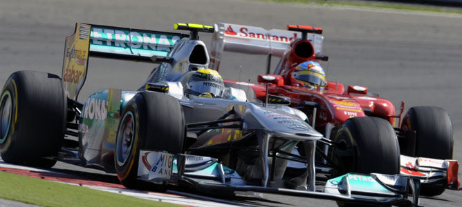 Rosberg rueda por delante de Alonso