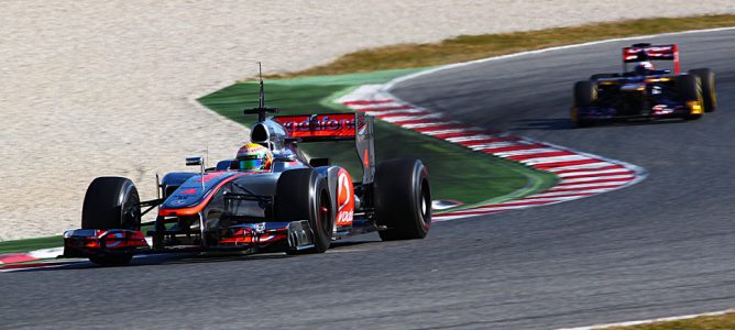 Lewis Hamilton perseguido por el Toro Rosso en pretemporada