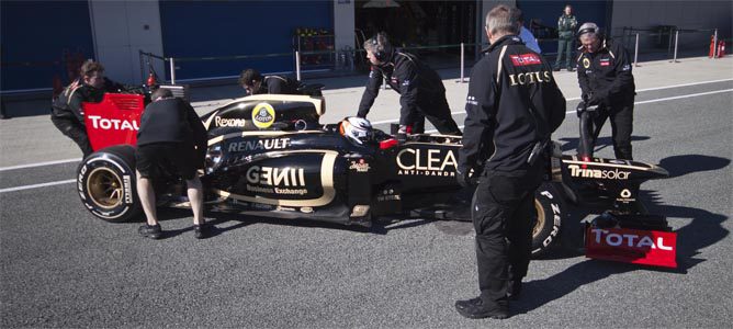 los mecánicos empujan el E20 en el pit lane