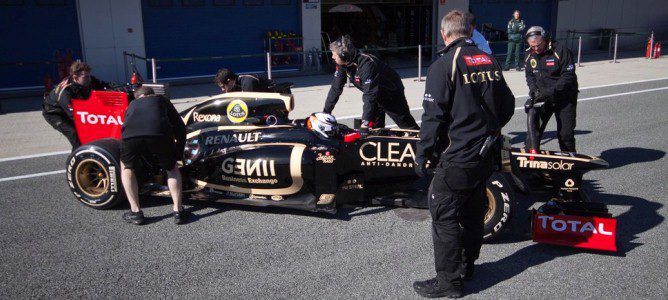 Kimi Räikkönen con el Lotus E20 en el circuito de Jerez