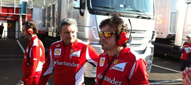 Fernando Alonso por el 'paddock' de Montmeló durantes los test de 2012