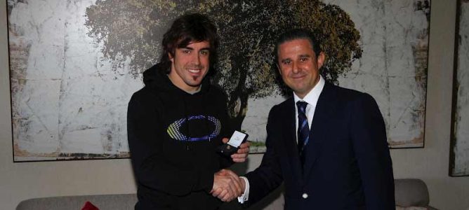 Alonso recibe la insignia del RACE
