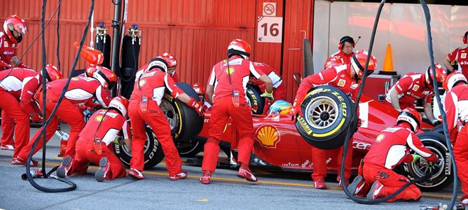 Fenando Alonso hace un pitstop durante los test de Montmeló 2012