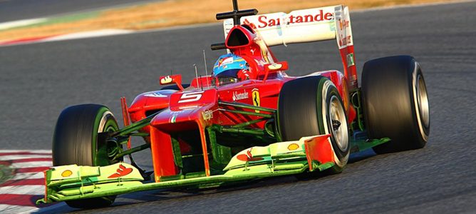 Fenando Alonso en los test de Montmeló 2012 con nuevo alerón delantero
