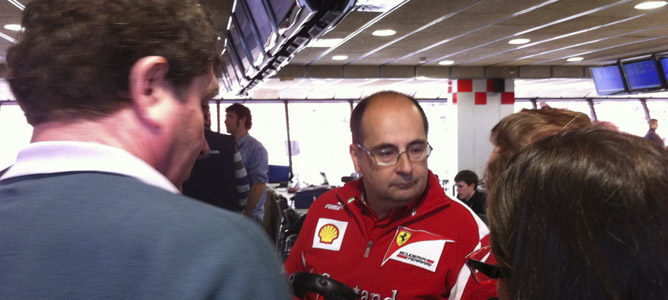 Luca Colajanni habla con los medios en la sala de prensa del circuito de Montmelo