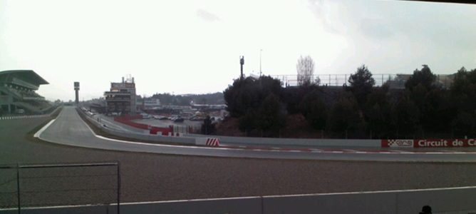 Sergio Pérez mantiene el mejor tiempo del día mientras la lluvia hace su aparición en Montmeló