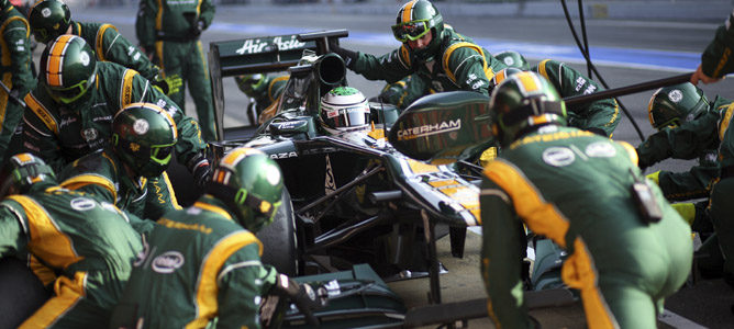 Kovalainen practica un pit-stop