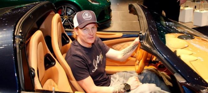 Kimi Räikkönen en el Lotus Exige S Roadster en el Salón del Automóvil de Ginebra