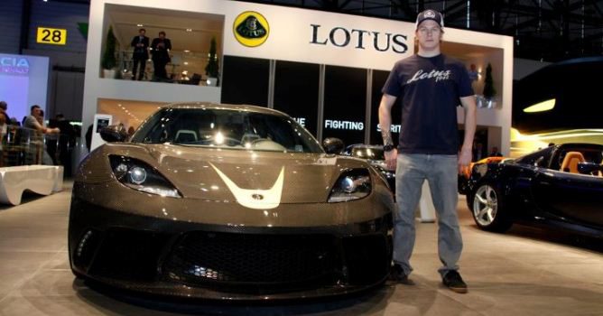 Kimi Räikkönen al lado del Lotus Evora GTE edición Lotus F1 Team en el Salón del Automóvil de Ginebra