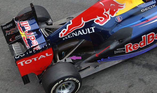 El RB8 con la última actualización en los escapes y capó motor