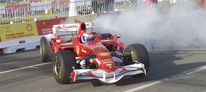 Marc Gené durante una exhibición con Ferrari