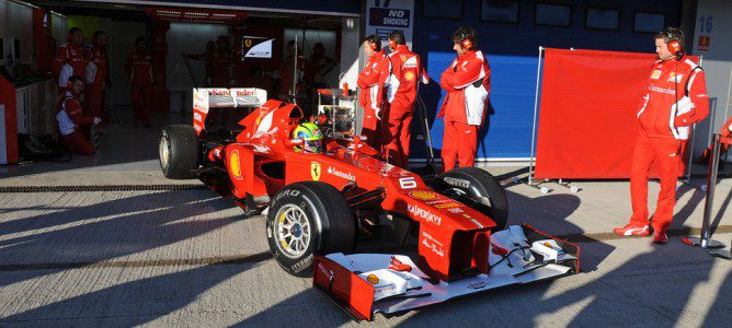 Felipe Massa sale del box de Ferrari en Jerez