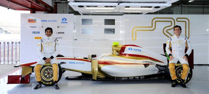 Pedro de la Rosa junto a su compañero Narain Karthikeyan en la presentación del F112