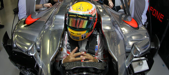 Lewis Hamilton, impaciente, en los entrenamientos libres de Australia 2012