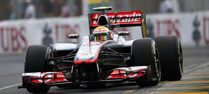 Lewis Hamilton a bordo de su MP4/27