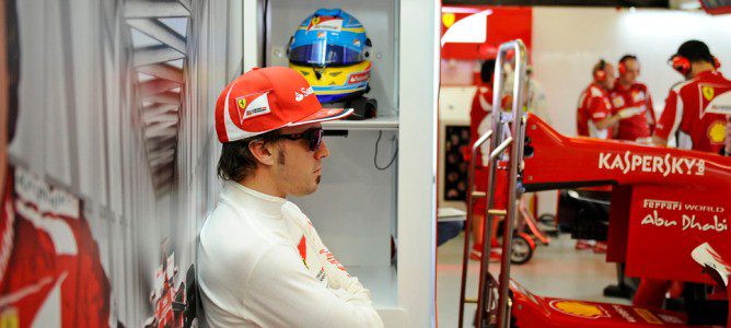 Fernando Alonso pensativo en el box de Ferrari