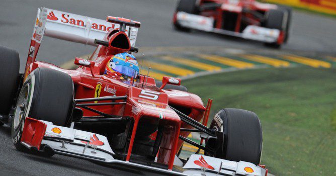 Fernando Alonso perseguido por Felipe Massa en el trazado de Albert Park