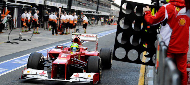 Felipe Massa saliendo de la calle de boxes del circuito de Albert Park