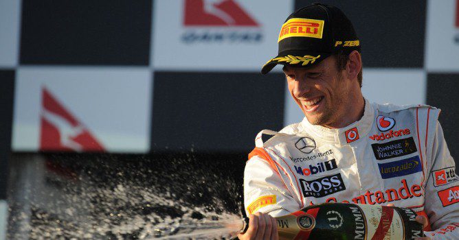 Jenson Button celebra la victoria en el podio de Albert Park