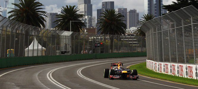 Sebastian Vettel sobre el asfalto de Albert Park con su RB8