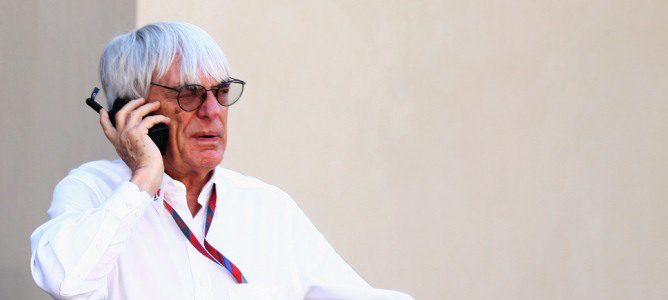 Bernie Ecclestone hablando por el móvil