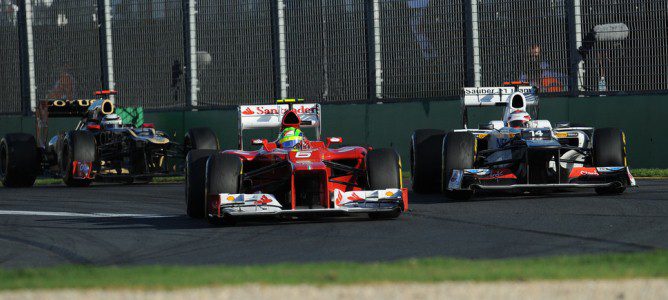 Felipe Massa perseguido por Kamui Kobayashi sobre el asfalto de Albert Park