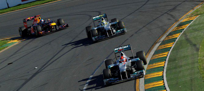 Michael Schumacher y Nico Rosberg por delante de Sebastian Vettel durante el Gran Premio de Australia