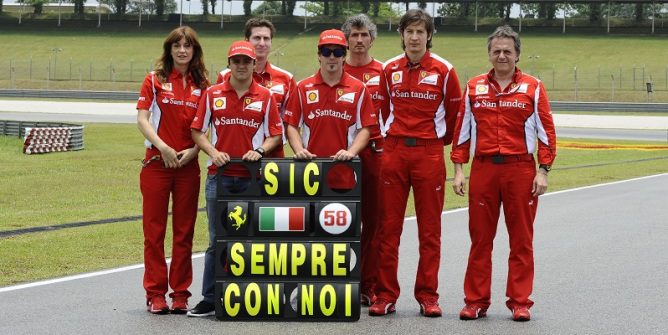 El equipo Ferrari recuerda a Marco Simoncelli en Sepang