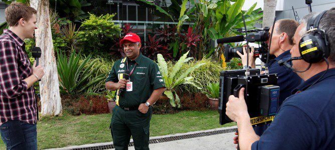 Tony Fernandes atiende a los periodistas de la BBC en Sepang