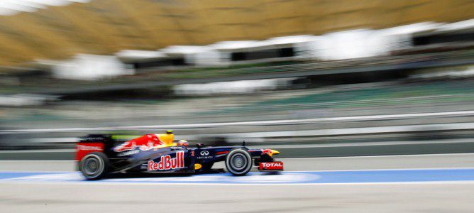 Mark Webber accede al pit lane de Sepang a toda velocidad