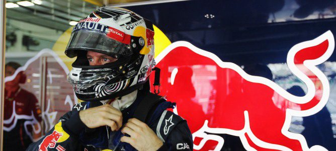 Sebastian Vettel se ajusta el casco en el box de Red Bull en Malasia